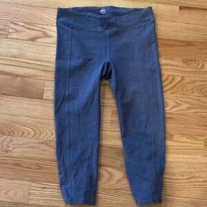 ALO Yoga Crop Blue Leggings like new condition ruched back leg sz L stretch